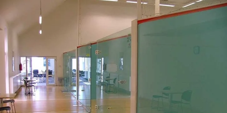 Rozcvička pro unavené či ztuhlé tělo: Pronájem kurtu na squash + espresso