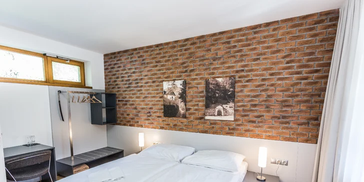 Podľa toho v akom počte dorazíte si môžete vybrať z dvojlôžkovej izby (možnosť prístelky), klasického apartmánu alebo typu Deluxe. 