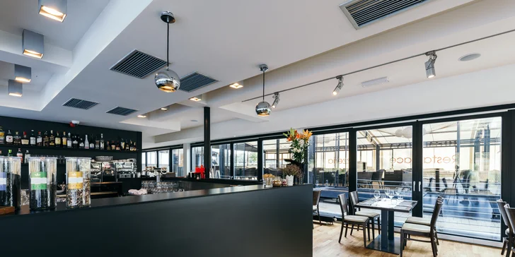 Restaurace sídlí ve zrekonstruované sedmdesátimetrové lodi Josef Božek, která kotví v Modřanech.