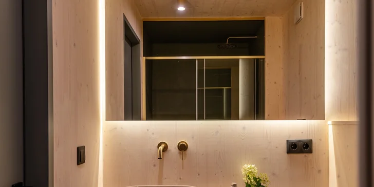 Interiér je pečlivě zařízen designovým nábytkem a doplňky.