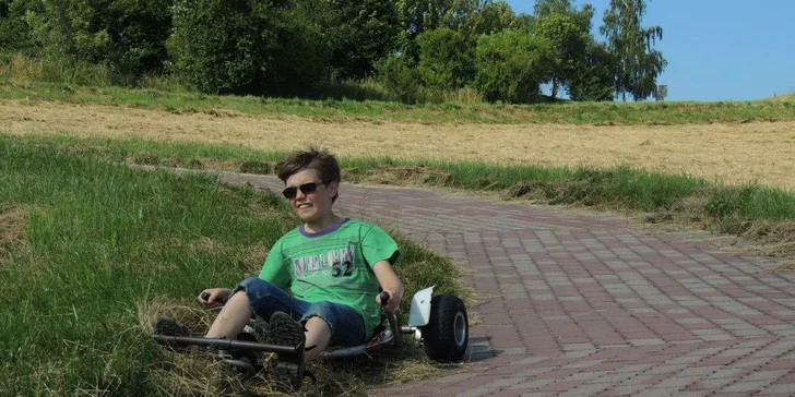 7 nadupaných jízd na minikárách u hradu Bouzov