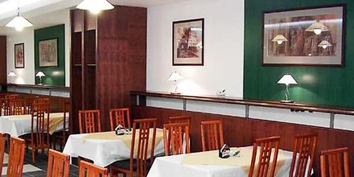 Romance u prostřeného stolu: Delikátní chody a sklenka sektu pro 2 gurmány