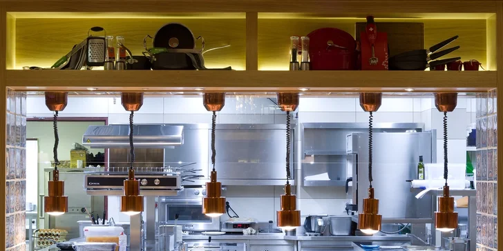 Next Door spojuje restauraci a bistro, je tu otevřená kuchyně, díky které uvidíte kuchaře při práci. 