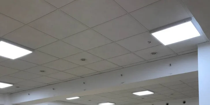Ve SkyDance ovšem nejen jen o intenzivní skákání na trampolínách, ale využívají se zde také také taneční kombinace za doprovodu energické a pozitivní hudby. 