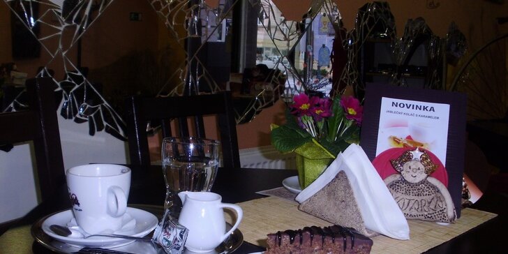 Espresso a švestkový dort zdobený šlehačkou a švestkovou omáčkou pro 2 osoby