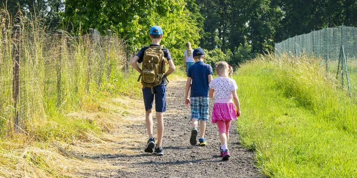Zámecký skřítek Chmelík vám zanechal speciální batoh, pomocí kterého budou děti za vašeho mírného dohledu překonávat překážky a plnit úkoly. 