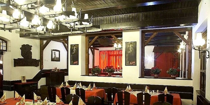 Dva steaky na grilu a kuželky v Moravské chalupě