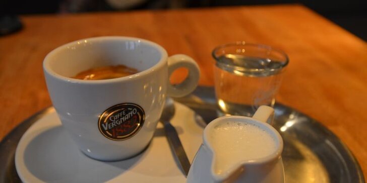 2 kávy a 2 dezerty v Érra Café