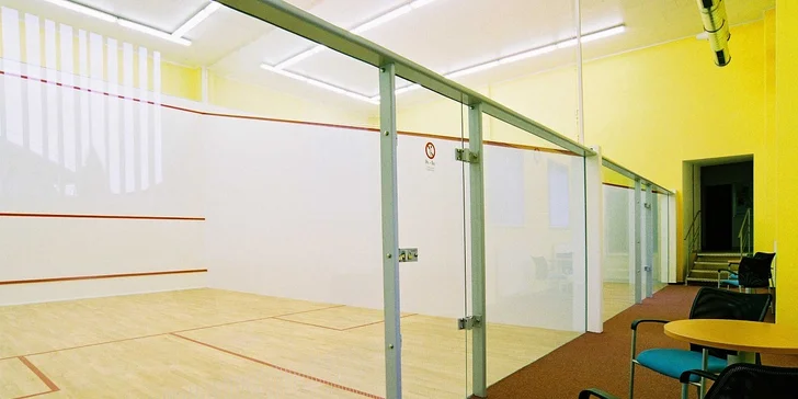 Hodinový pronájem squashe včetně dvou raket a míčků nebo permanentka na 3 x 60 minut v Lebowski Café Baru. Váš oblíbený sport se slevou 69 %.