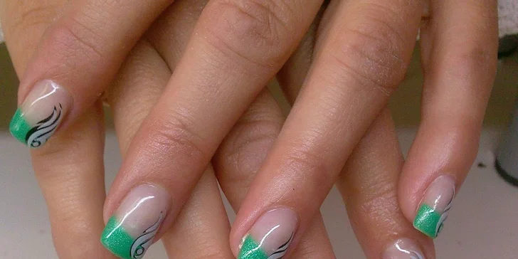 Modeláž gelových nehtů pomocí tipů nebo šablon. Podtrhněte svůj styl perfektně upravenými nehty!