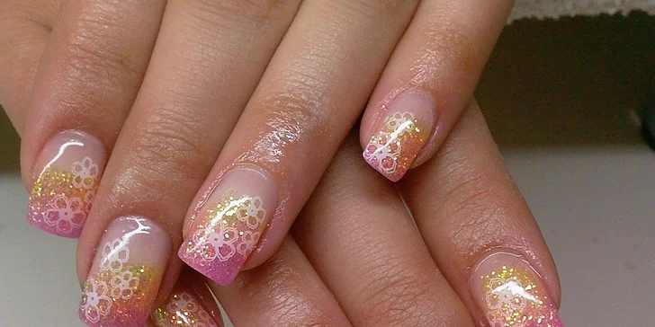 Modeláž gelových nehtů pomocí tipů nebo šablon. Podtrhněte svůj styl perfektně upravenými nehty!