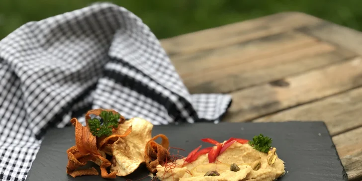 K cizrnovému hummusu dostanete i křupavé chipsy.