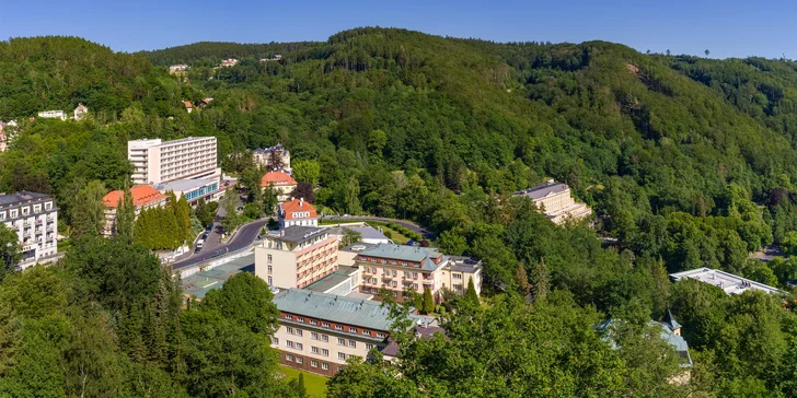 Prejdite sa krásnymi Karlovými Varmi, napríklad k Vřídlu ste pešo za 10 minút.