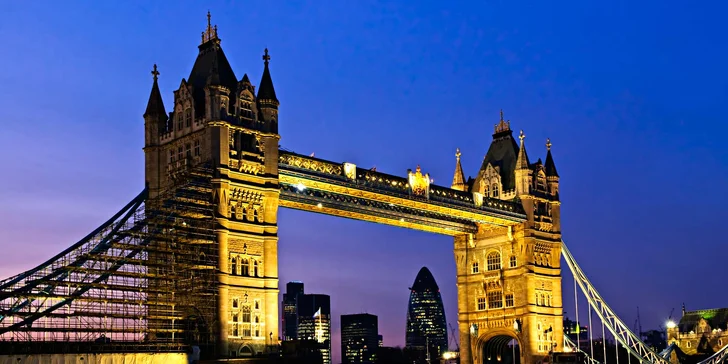 Projdete se po slavném Tower Bridge.