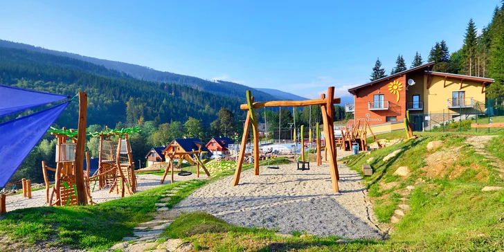 Areál je velký, tvoří ho několik budov a je tu i terasa s ohništěm, hřiště a dětské hřiště. 