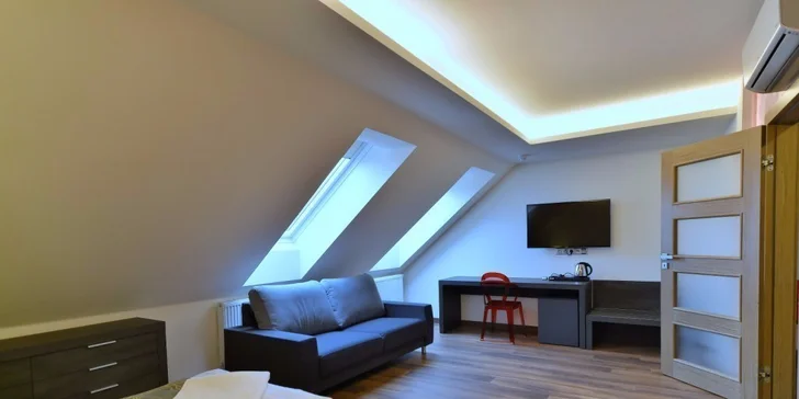 V každém pokoji je minibar, TV s plochou obrazovkou a rádiem, psací stůl a internet.