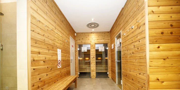 Ve wellness je krytý bazén s masážní lavicí, finská sauna, turecká parní sauna, sanarium a ledovač.