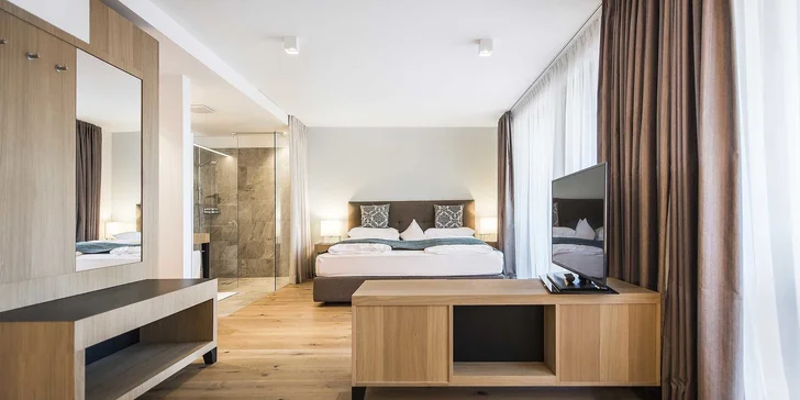 Zatímco dvoulůžkové pokoje typu Peitlerkofel a Kassian nabízí útulných 25 m², velkorysé Junior Suites Schlern a Dolomity vám dopřejí až 36 m² luxusu a rozkládací pohovku.