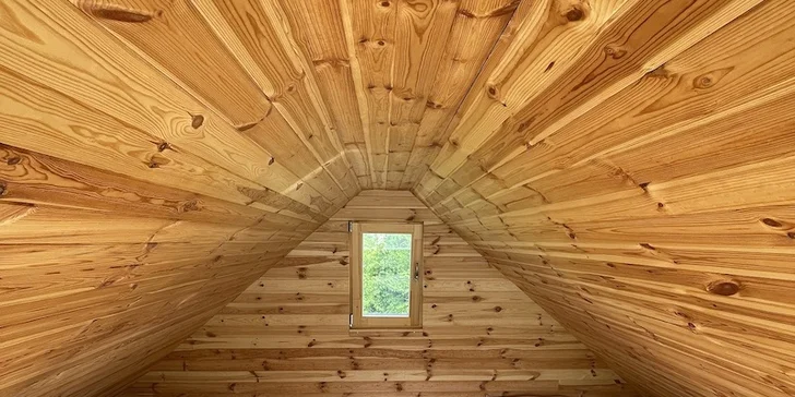 Když po žebříku vylezete do 1. patra, objevíte spaní na matraci až pro další dvě osoby.