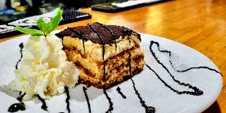 Na závěr si dáte dezert dle denní nabídky. Může to být třeba tiramisu...