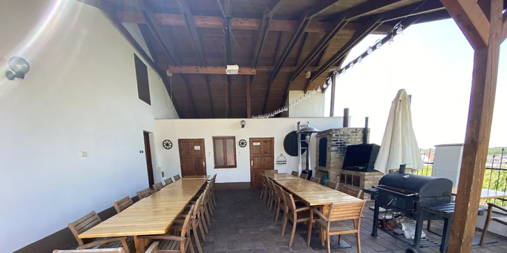 Hotel má zastřešené posezení u krbu a grilu i vinný sklep, prolézačky, houpačky, skluzavku a nefalšovaný vojenský bunkr.