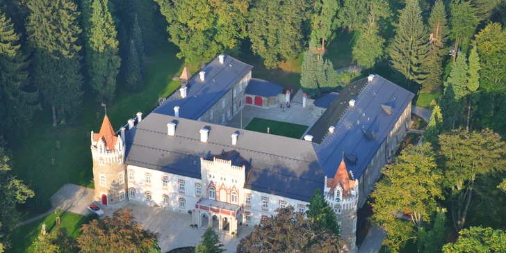 Menu je vždy sezónní, převážně z lokálních surovin, z nichž mnohé rostou na zámeckých zeleninových a bylinkových zahrádkách, další pak pochází od pečlivě vybraných dodavatelů.