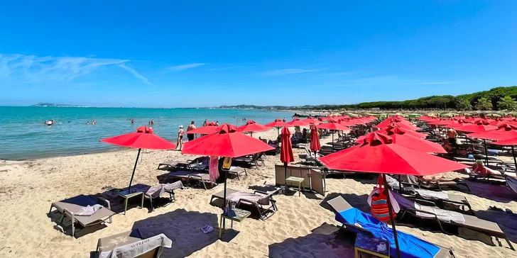 Pár kroků od hotelu se nachází písčitá pláž s pozvolným vstupem do Jaderského moře.