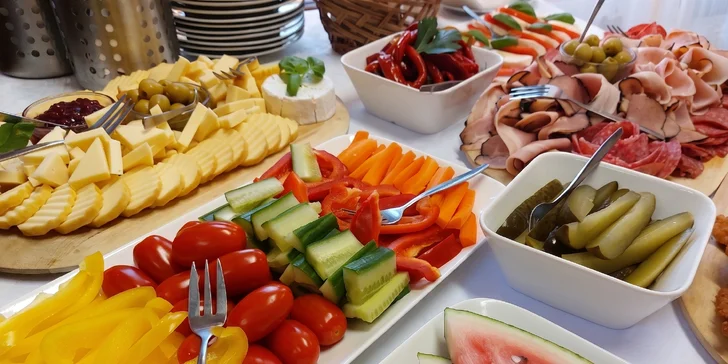 Ve variantě s polopenzí si navíc pochutnáte na večeřích výběrem z menu, kde ochutnáte jak tradiční českou kuchyni, tak moderní variace.