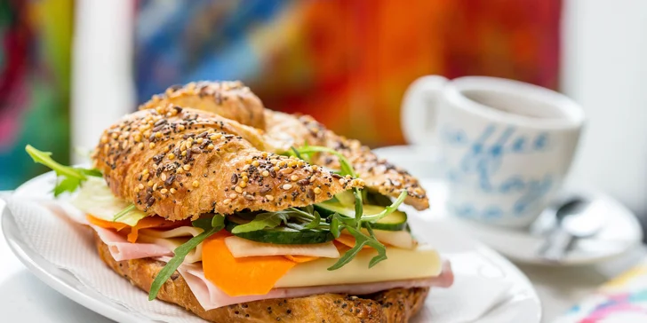 Espresso alebo čaj a obložený croissant