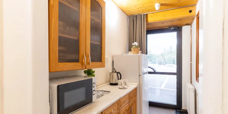 Součástí apartmánu je také malá kuchyňka s lednicí a mikrovlnkou.