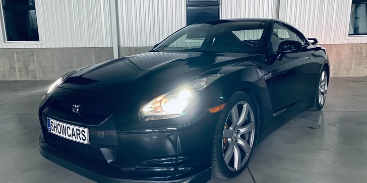 Nissan GT-R, večer jsou občas vidět i plameny z výfuku za touto japonskou střelou.