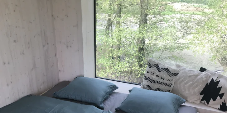 Vďaka veľkému panoramatickému oknu sa príroda stáva súčasťou interiéru.