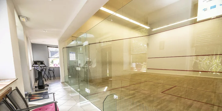 V rámci jedné varianty si zahrajete squash. 