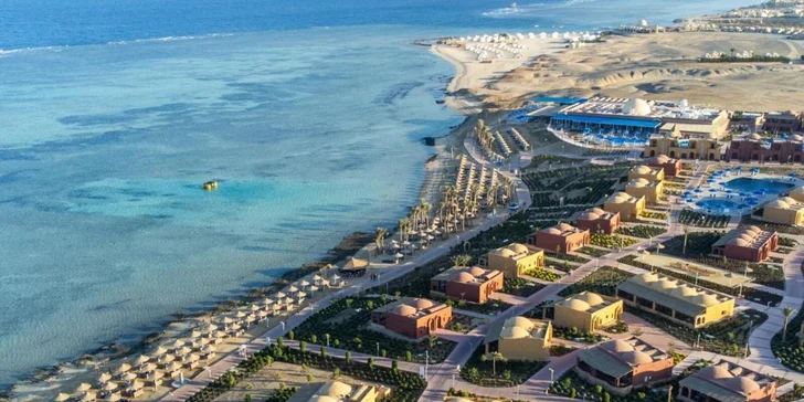 Blízkost moderního přístavu Port Ghalib (5 km) umožňuje hostům kdykoliv vyměnit hotelové prostředí za procházku po elegantní marině.