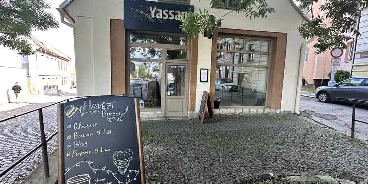 Podnik najdete pár kroků od zastávky MHD Litoměřice, České armády.