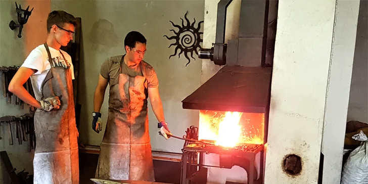 Napřed se kouknete, jak se ková, pak to zkusíte sami.