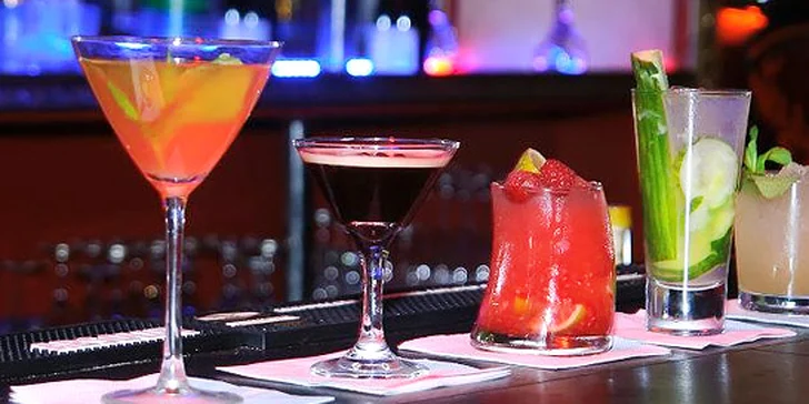 Dva míchané drinky ve stylovém klubu Vaca Loca. Mojito, Cosmopolitan, Sex On The Beach, Manhattan a další hvězdy koktejlové scény!