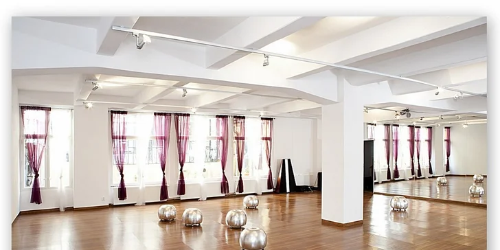 Měsíční permanentka na VEŠKERÉ taneční lekce v Dance Academy Prague tanečníka Yemi AD! Zažijte pohyb a radost bez omezení.