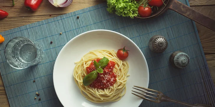 Linquine s vegetariánským boloňským ragú a parmezánem.