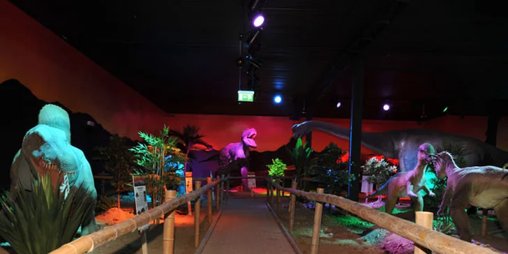 Projdete si expozici plnou dinosaurů, kteří vydávají zvuky i se hýbou.