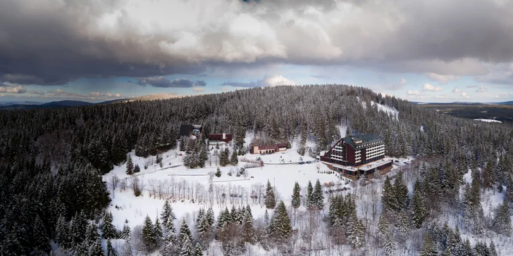 Lyže provětráte ve skiareálu Pancíř (hotel se nachází na jižním svahu Pancíře), na Špičáku, který je 3 km odtud, nebo na Velkém Javoru v Německu.