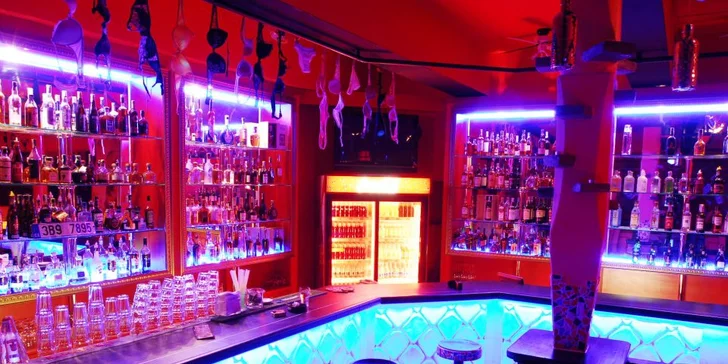 Dva míchané drinky ve stylovém klubu Vaca Loca. Mojito, Cosmopolitan, Sex On The Beach, Manhattan a další hvězdy koktejlové scény!