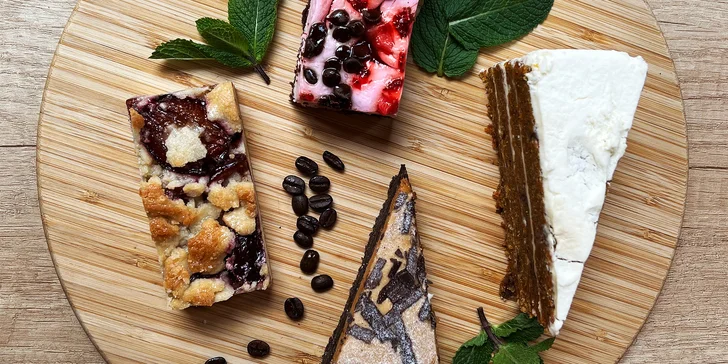 Mají tu mrkvový dort, jahodový řez (veganský), švestkový dort s drobenkou, dort slaný karamel s čokoládou a čokoládový dort s malinami. Mňam! 