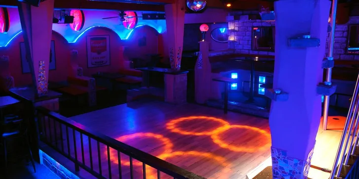 Dva míchané drinky ve stylovém klubu Vaca Loca. Mojito, Cosmopolitan, Sex On The Beach, Manhattan a další hvězdy koktejlové scény!