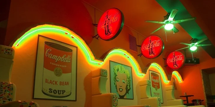 Dva míchané drinky ve stylovém klubu Vaca Loca. Mojito, Cosmopolitan, Sex On The Beach, Manhattan a další hvězdy koktejlové scény!