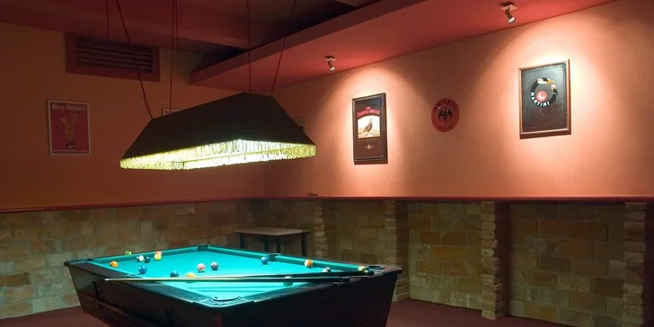 Dva míchané drinky ve stylovém klubu Vaca Loca. Mojito, Cosmopolitan, Sex On The Beach, Manhattan a další hvězdy koktejlové scény!