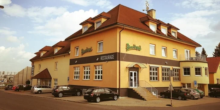 Hotel stojí v klidném prostředí a přesto jen pár minut jízdy od centra Prahy.