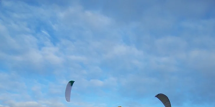 Dobrodružné kite kurzy pro začátečníky i pokročilé. Skvělá zábava během seznamovacích lekcí i několikadenních kurzů s výukou triků!