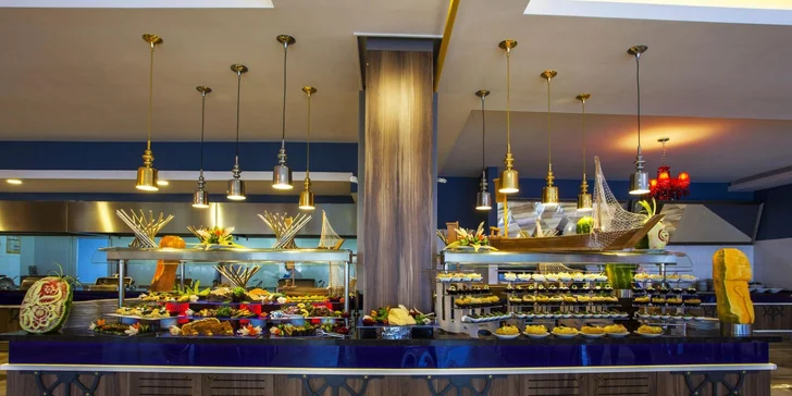 Hlavní restaurace láká na mezinárodní i regionální speciality formou bufetu. 