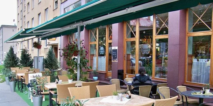 Řecký talíř pro DVA v pravé řecké restauraci Zorba. Souvlaki, jehněčí klobásky, masové keftedes, řecký sýr, tzaziki. Celkem 1200 g čerstvých dobrot!